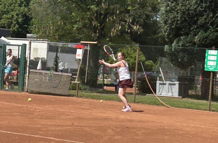 1.Damen erobern die Tabellenspitze mit überzeugendem 7:2-Heimsieg